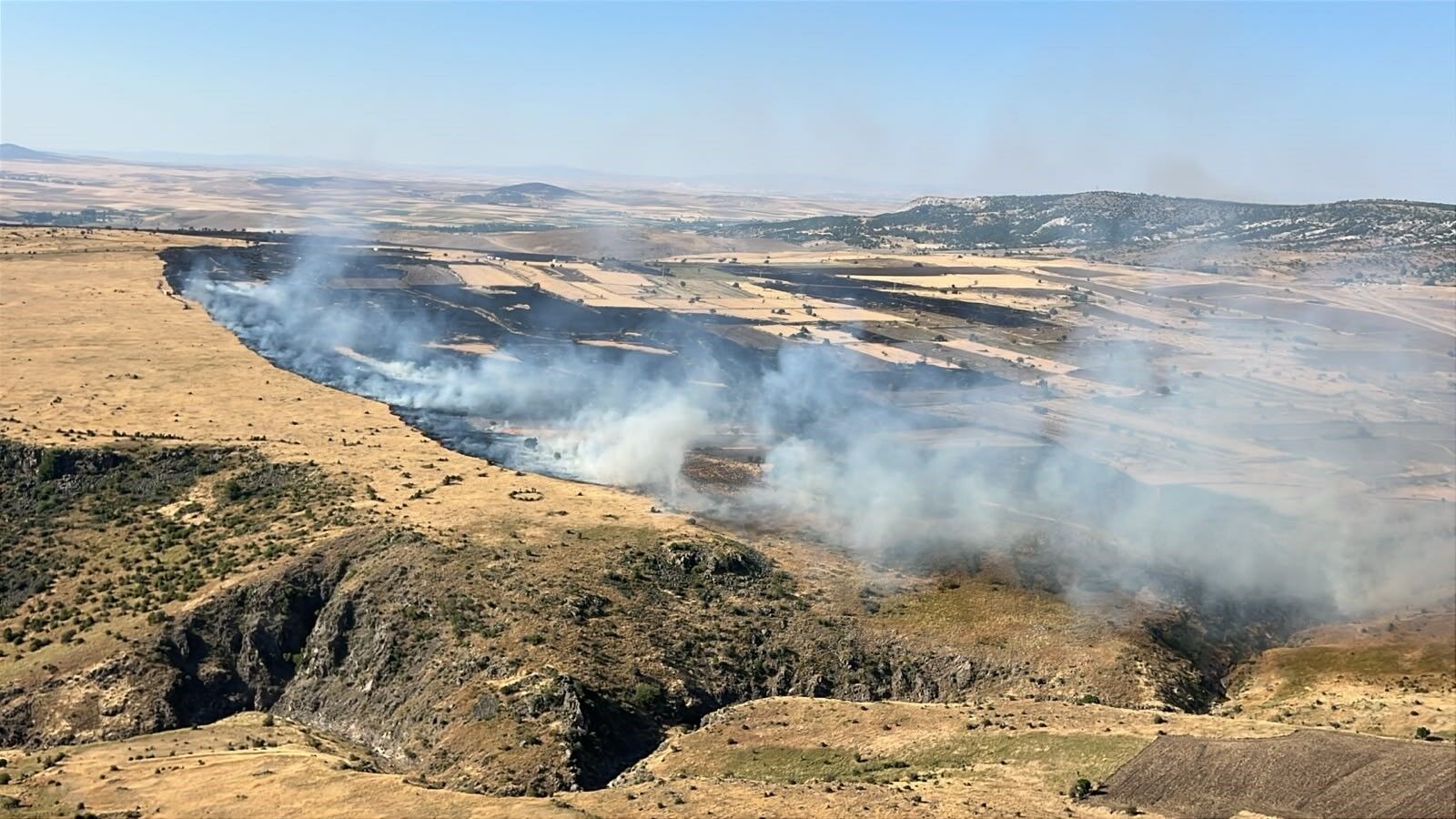 Seyitgazi'de 3 köye yayılan yangına havadan ve karadan müdahale sürüyor