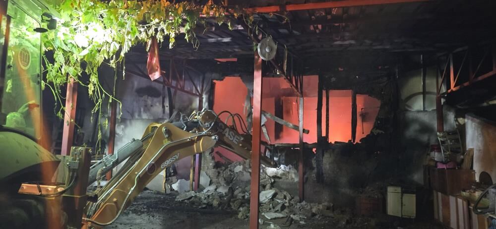 Alevler Geceyi Aydinlatti Yanginda Iki Ev Kule Dondu2