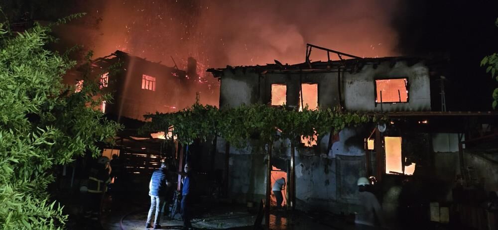 Alevler Geceyi Aydinlatti Yanginda Iki Ev Kule Dondu3