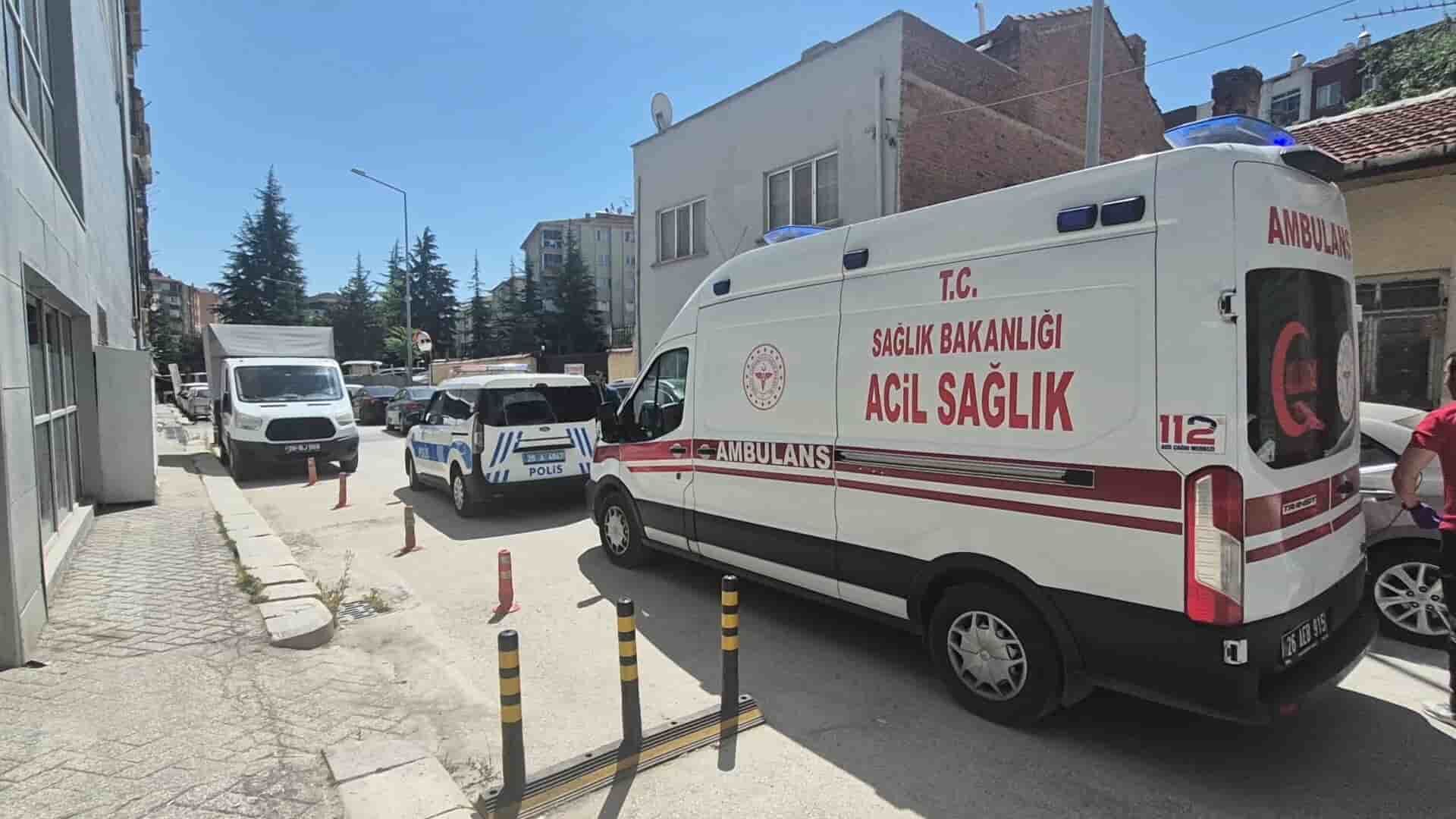 Sokak ortasında elinde tabancayla hareketsiz yatan genç paniğe neden oldu