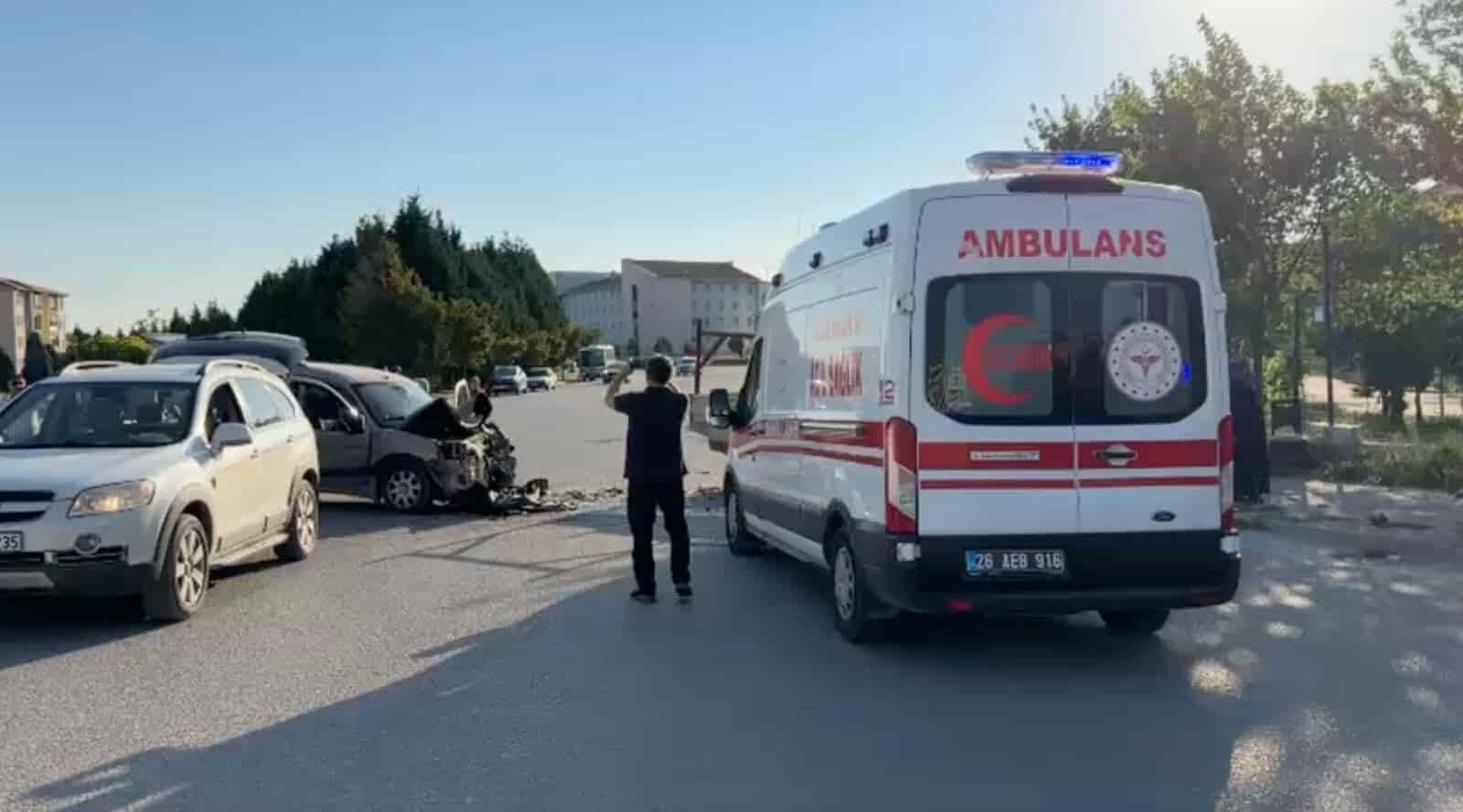 Kavşakta kamyonet ile hafif ticari araç çarpıştı: 1'i ağır 3 yaralı-1