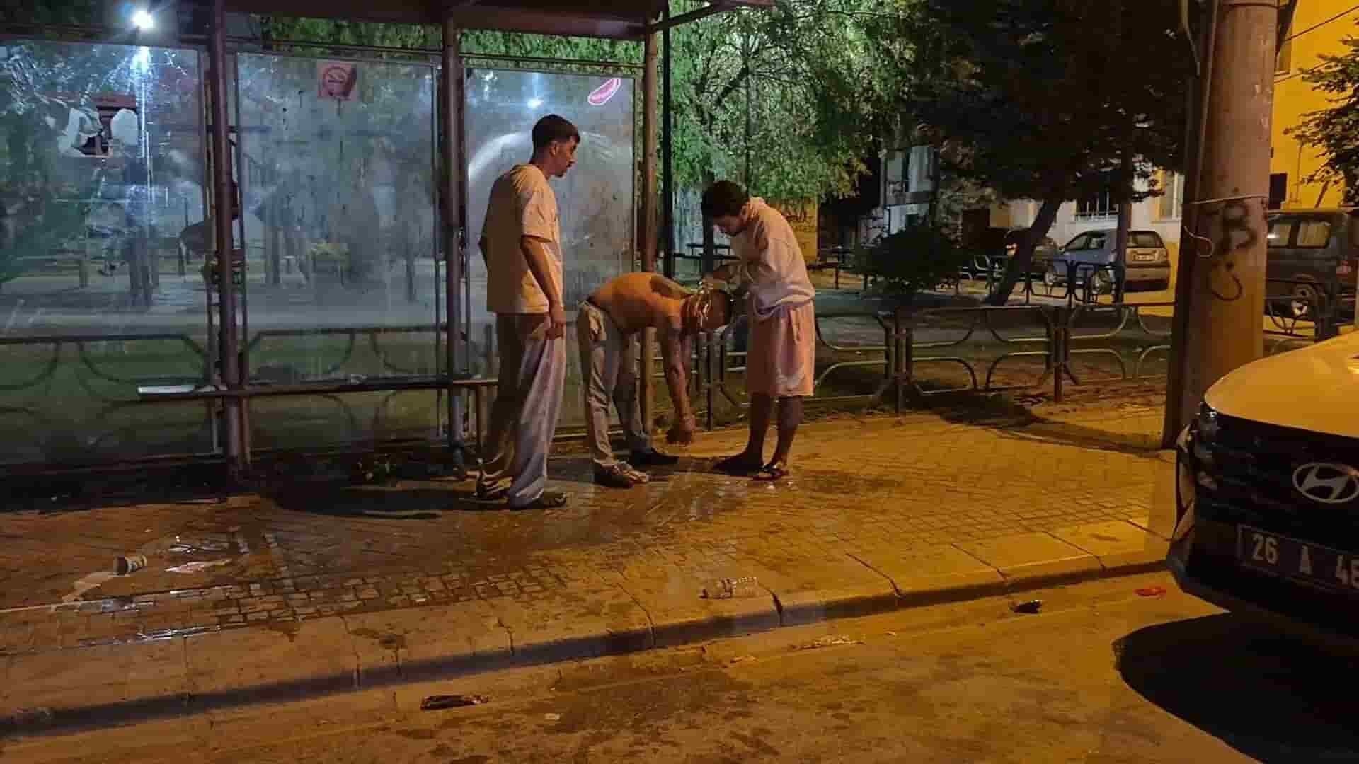 Polis ekiplerine zorluk çıkartan alkollü sürücü kafasını otobüs durağına vurdu: 