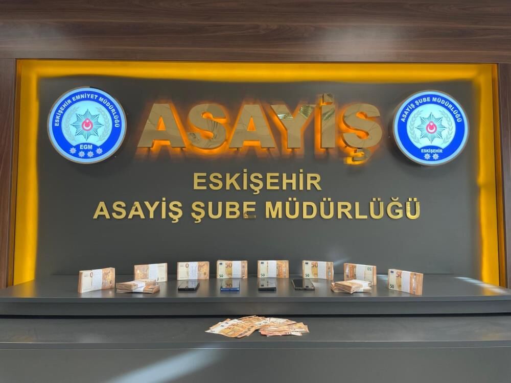 Eskisehirde 61 Bin 765 Euroluk Dolandiricilik Sahte Polisler Tutuklandi