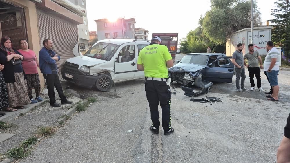 Eskisehirde Cocuk Parkinin Hemen Yaninda Kaza Yol Savas Alanina Dondu1