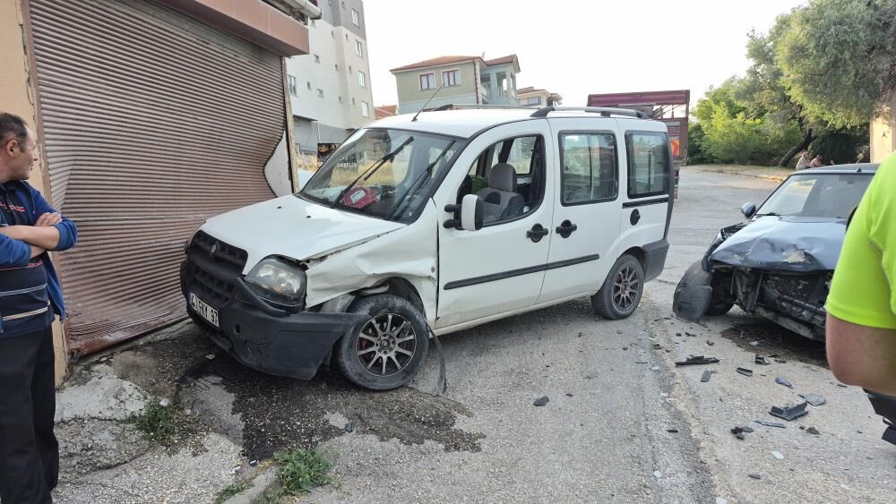 Eskisehirde Cocuk Parkinin Hemen Yaninda Kaza Yol Savas Alanina Dondu2