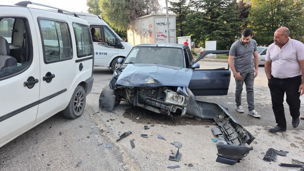 Eskisehirde Cocuk Parkinin Hemen Yaninda Kaza Yol Savas Alanina Dondu3
