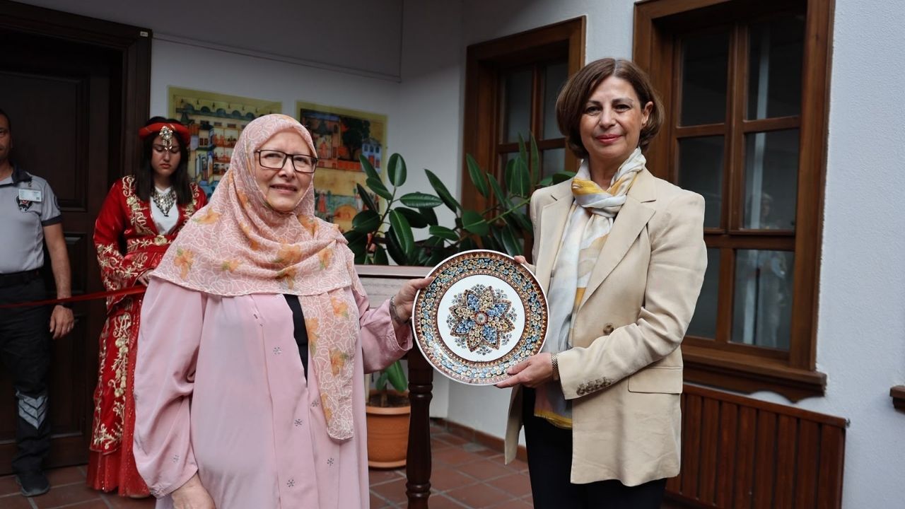 Eskisehirde Gecmisin Zarafeti Sergisi Sanatseverlerle Bulustu4