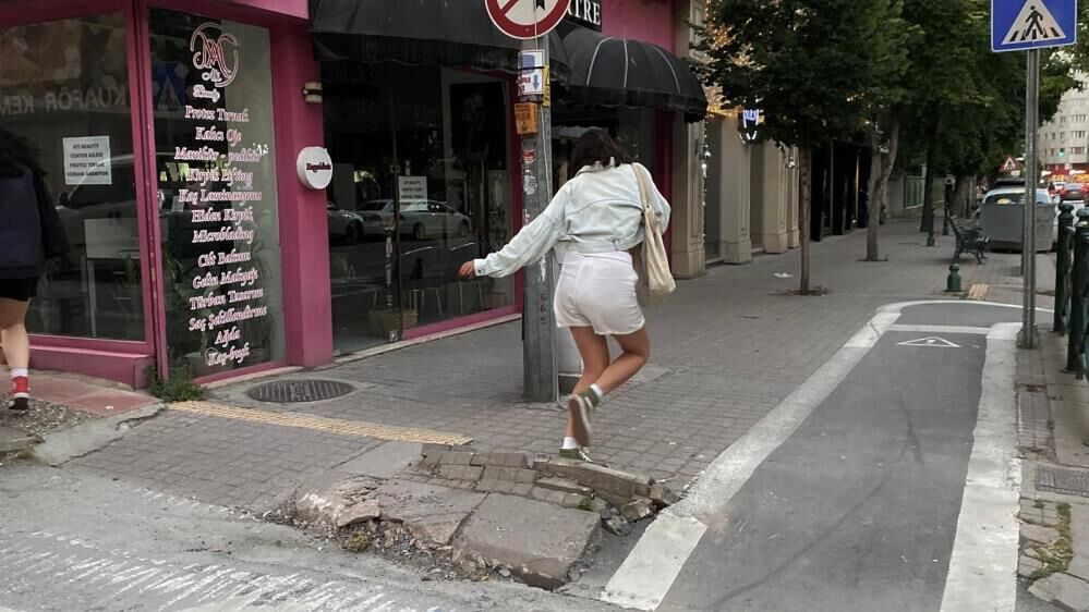 Eskisehirde Kaldirimdaki Hasar Tepki Cekiyor Yayalarin Guvenligi Tehlikede1
