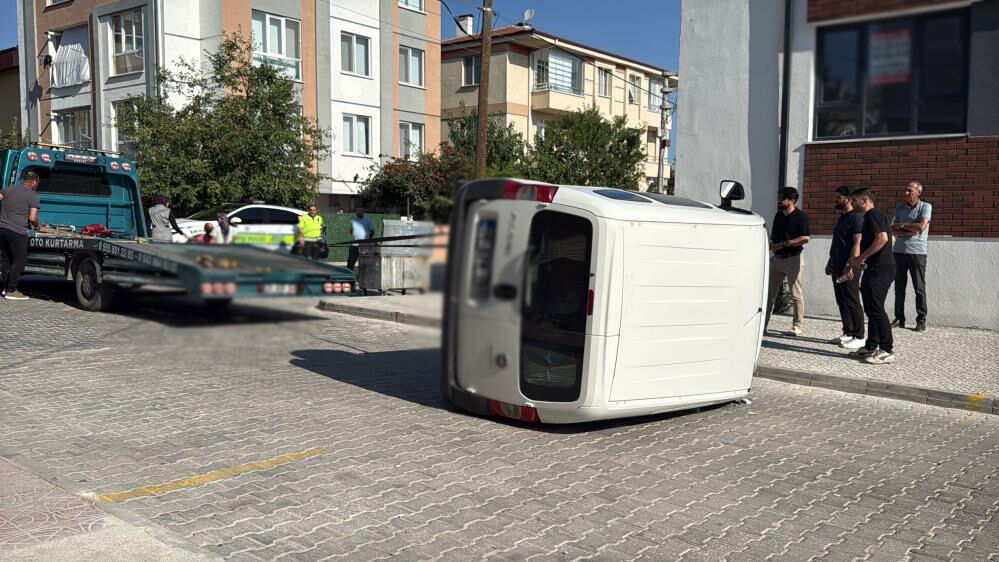 Eskisehirde Kavsakta Feci Kaza Carpismanin Etkisiyle Arac Yan Yatti