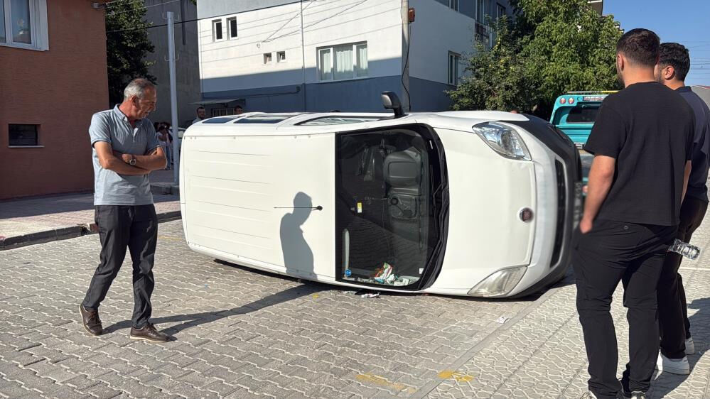 Eskisehirde Kavsakta Feci Kaza Carpismanin Etkisiyle Arac Yan Yatti3