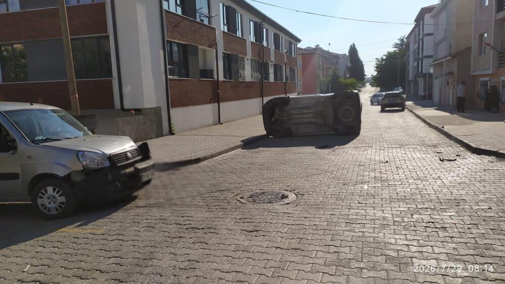 Eskisehirde Kavsakta Feci Kaza Carpismanin Etkisiyle Arac Yan Yatti4