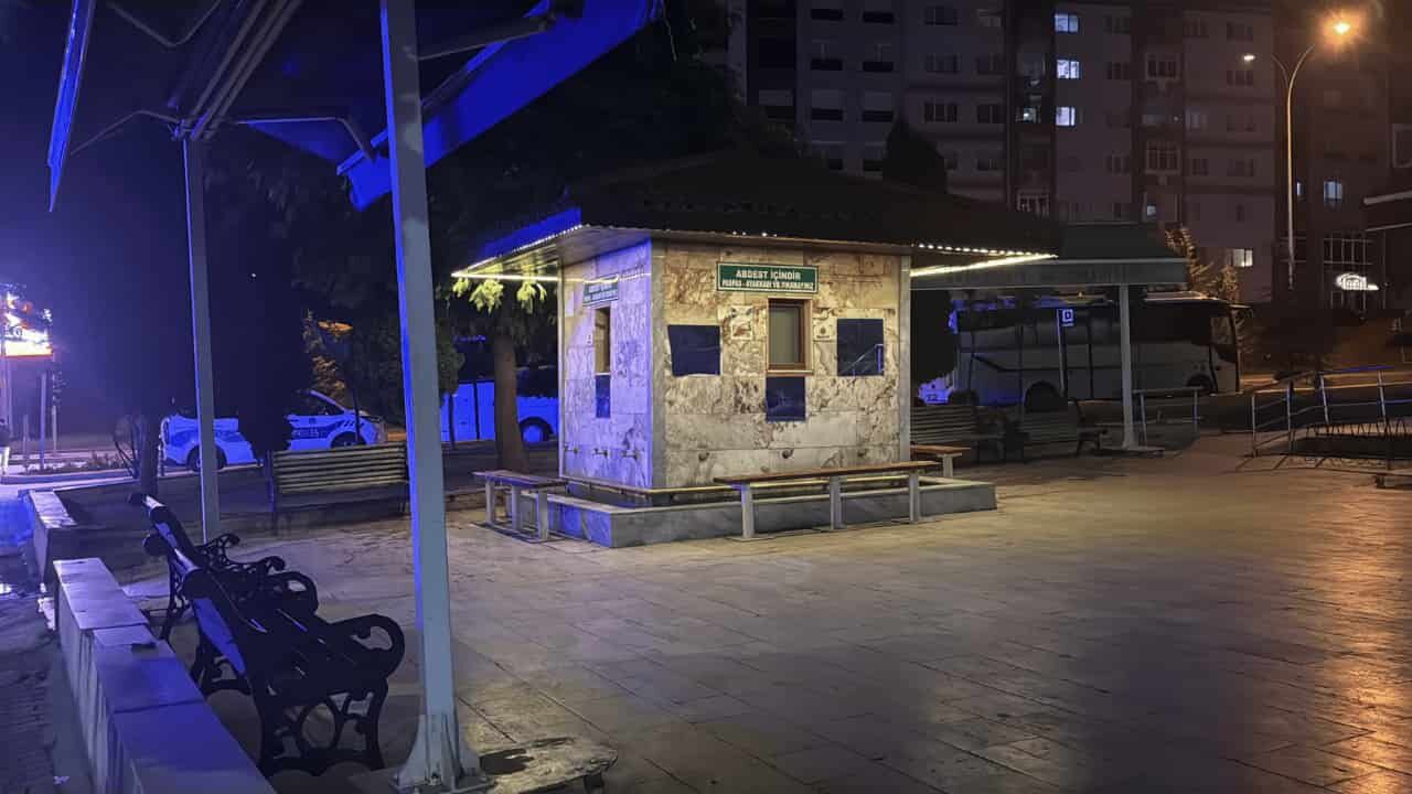 Eskişehir'de Madde Etkisindeki Şahıs Cami Şadırvanında Hareketsiz Halde Bulundu (2)