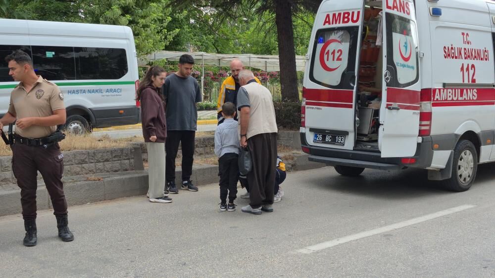 Eskisehirde Yaya Gecidinde Kaza Anneanne Torununu Son Anda Itti2