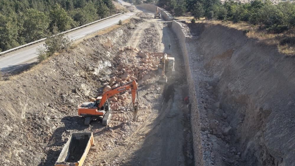 Saricakaya Yolundaki Yikilan Duvar Tamir Edildi Yol Calismalari Devam Ediyor1