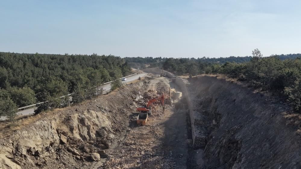 Saricakaya Yolundaki Yikilan Duvar Tamir Edildi Yol Calismalari Devam Ediyor2