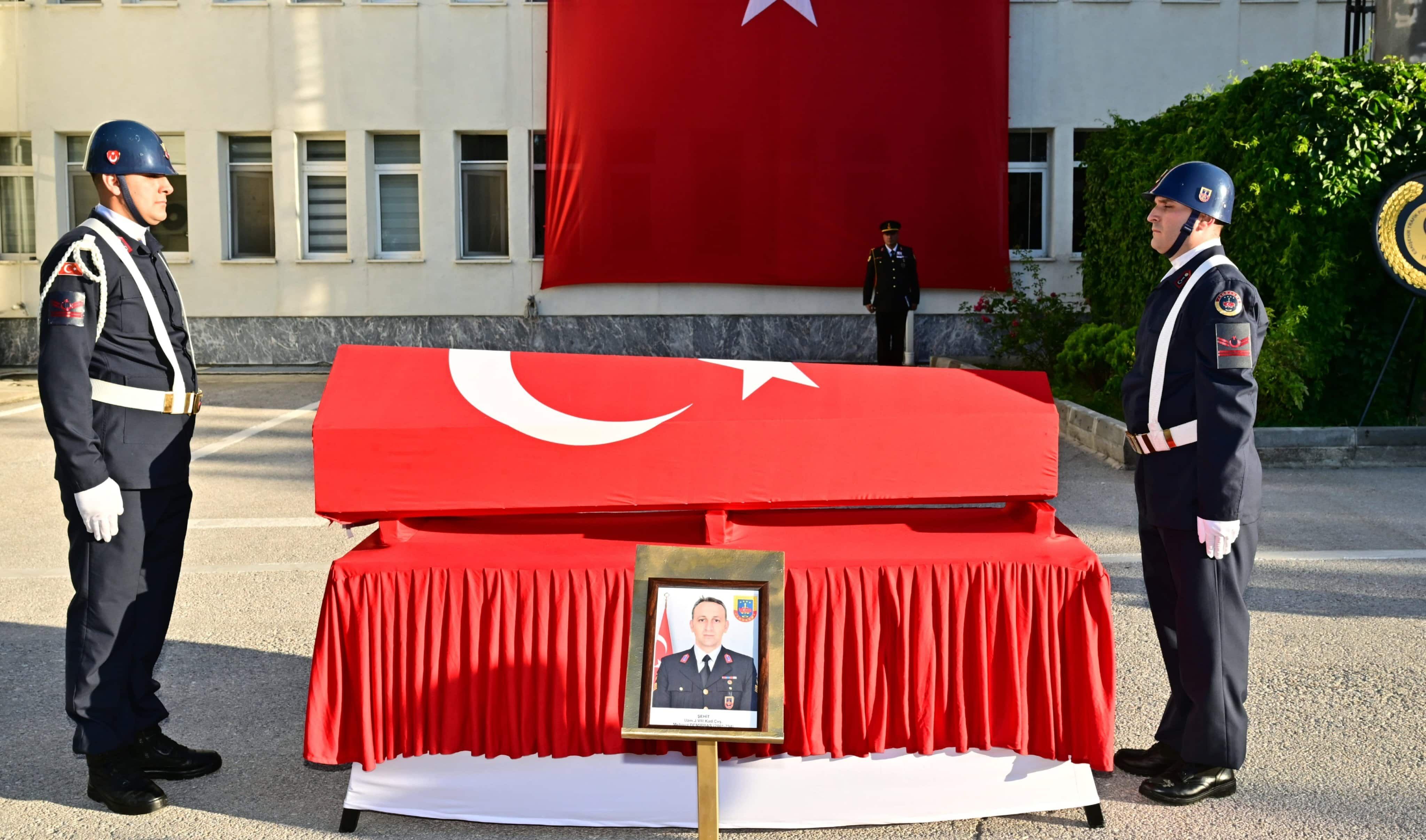 Tören (2)