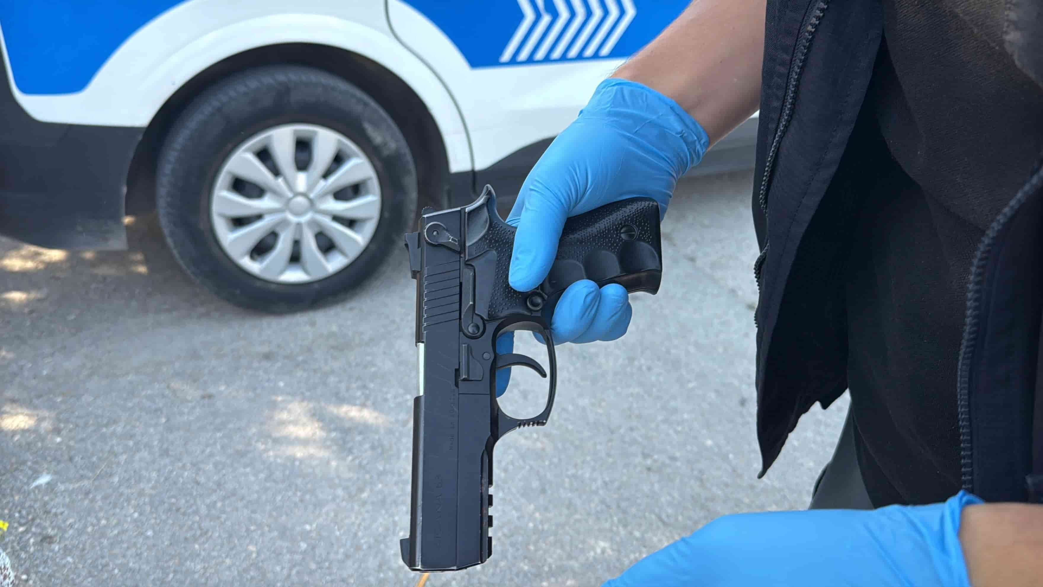 Sokak ortasındaki kavga sonrasında okulun önündeki çöp kutusunda tabanca çıktı