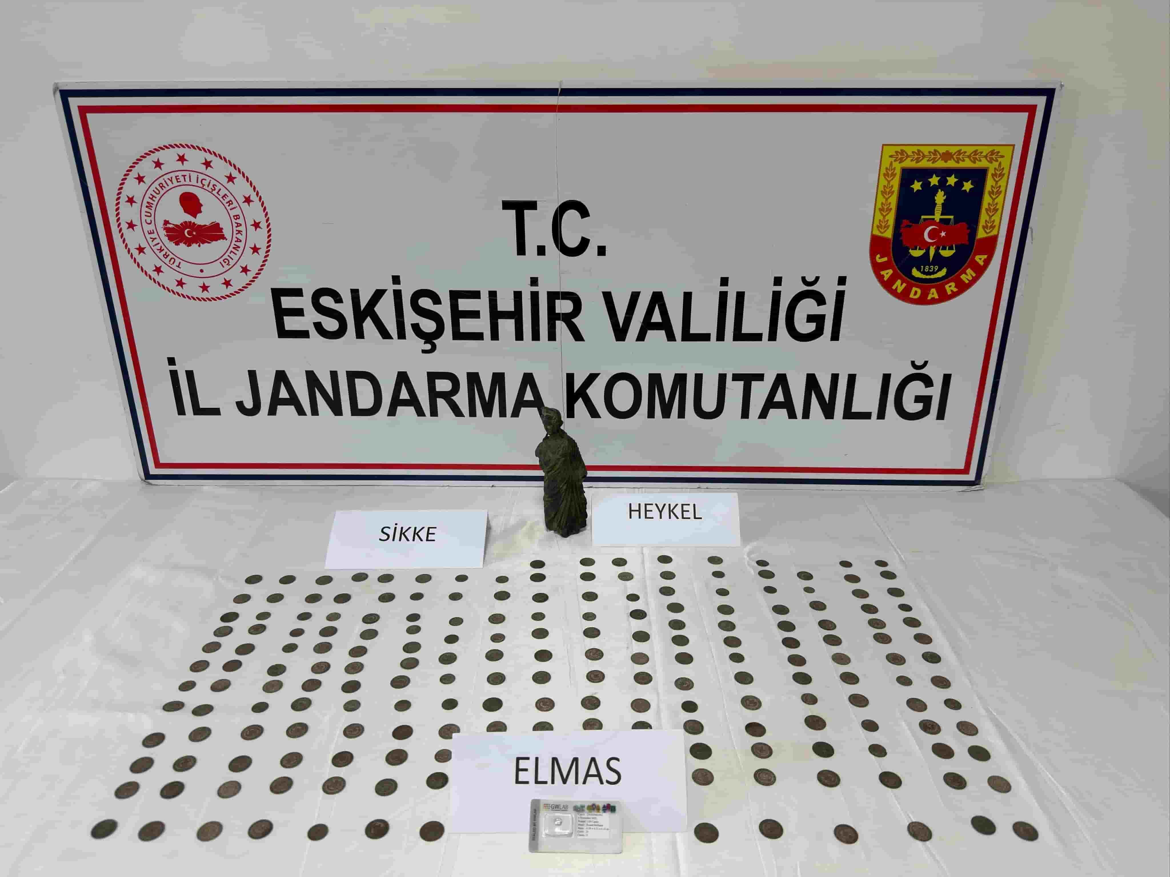 Jandarma tarihi eser değerinde 1 elmas, 1 heykel ve 194 bronz sikke ele geçirdi, şüpheli tutuklandı