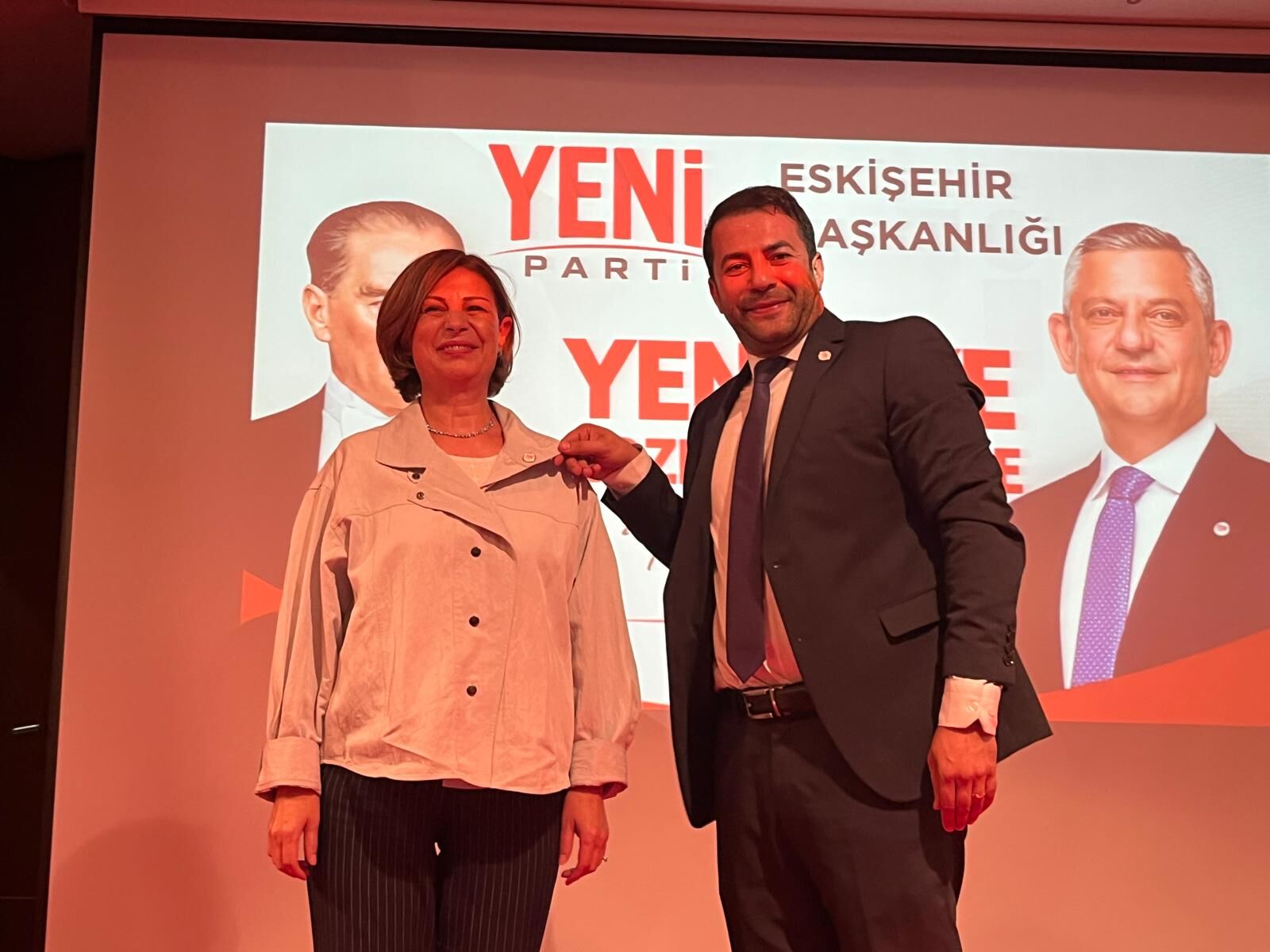 Ayşe Ünlüce Yeni Parti Rozet (1)