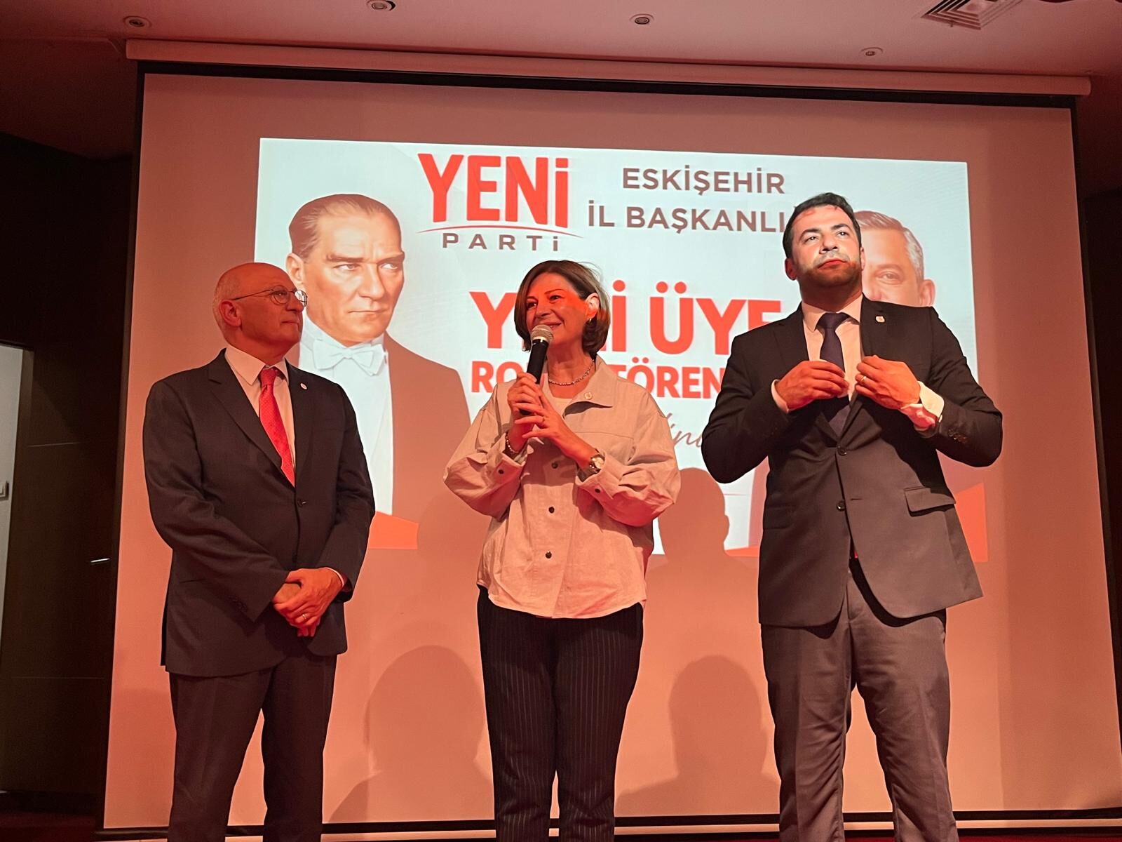 Ayşe Ünlüce Yeni Parti Rozet (3)