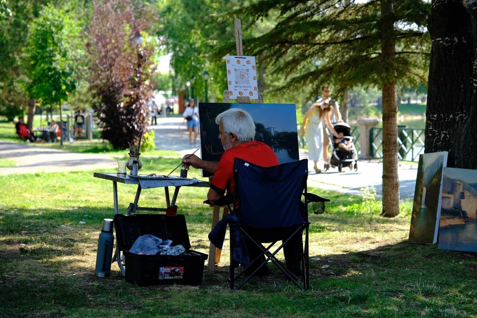 Eskişehir’de Emekli Öğretmen Sanat Atölyesini Kanlıkavak Parkı’na Taşıdı (1)