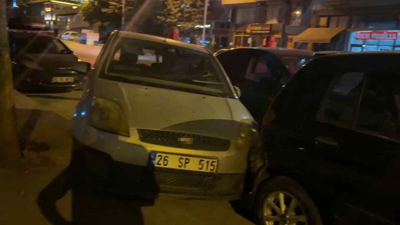 Eskişehir'de Kontrolden Çıkan Otomobil Dehşet Saçtı 3 Araç Zarar Gördü (1)