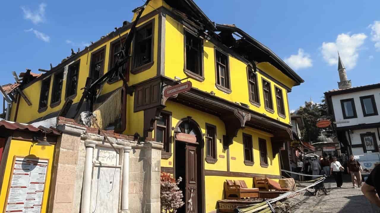 Eskişehir'de Yanan Tarihi Kafenin Sahibi Konuştu Kendi Ellerimle Yapmıştım, Yine Yapacağım (1)