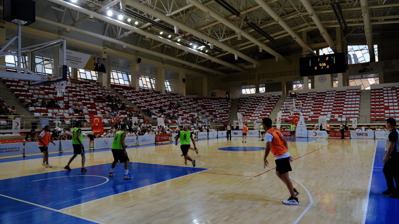 Eskişehir’de Zafer Kupası Heyecanı 24 Kurum Sahaya Çıktı (2)