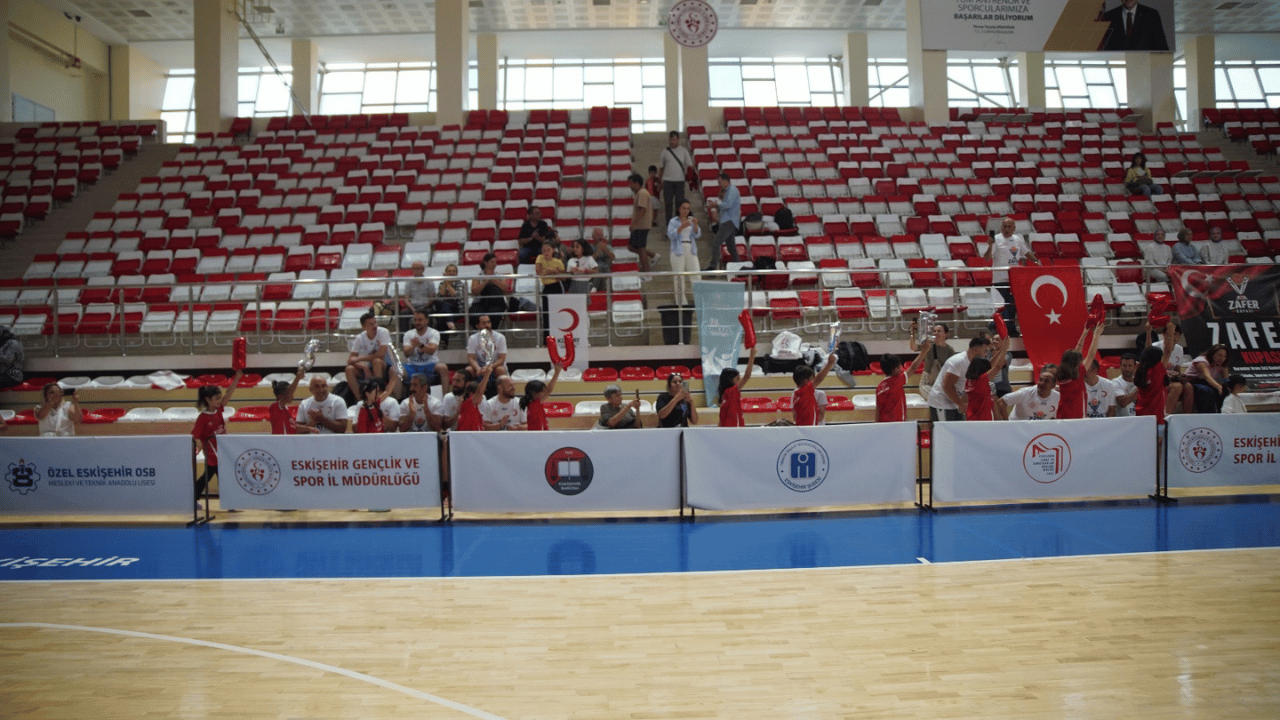 Eskişehir’de Zafer Kupası Heyecanı 24 Kurum Sahaya Çıktı (4)
