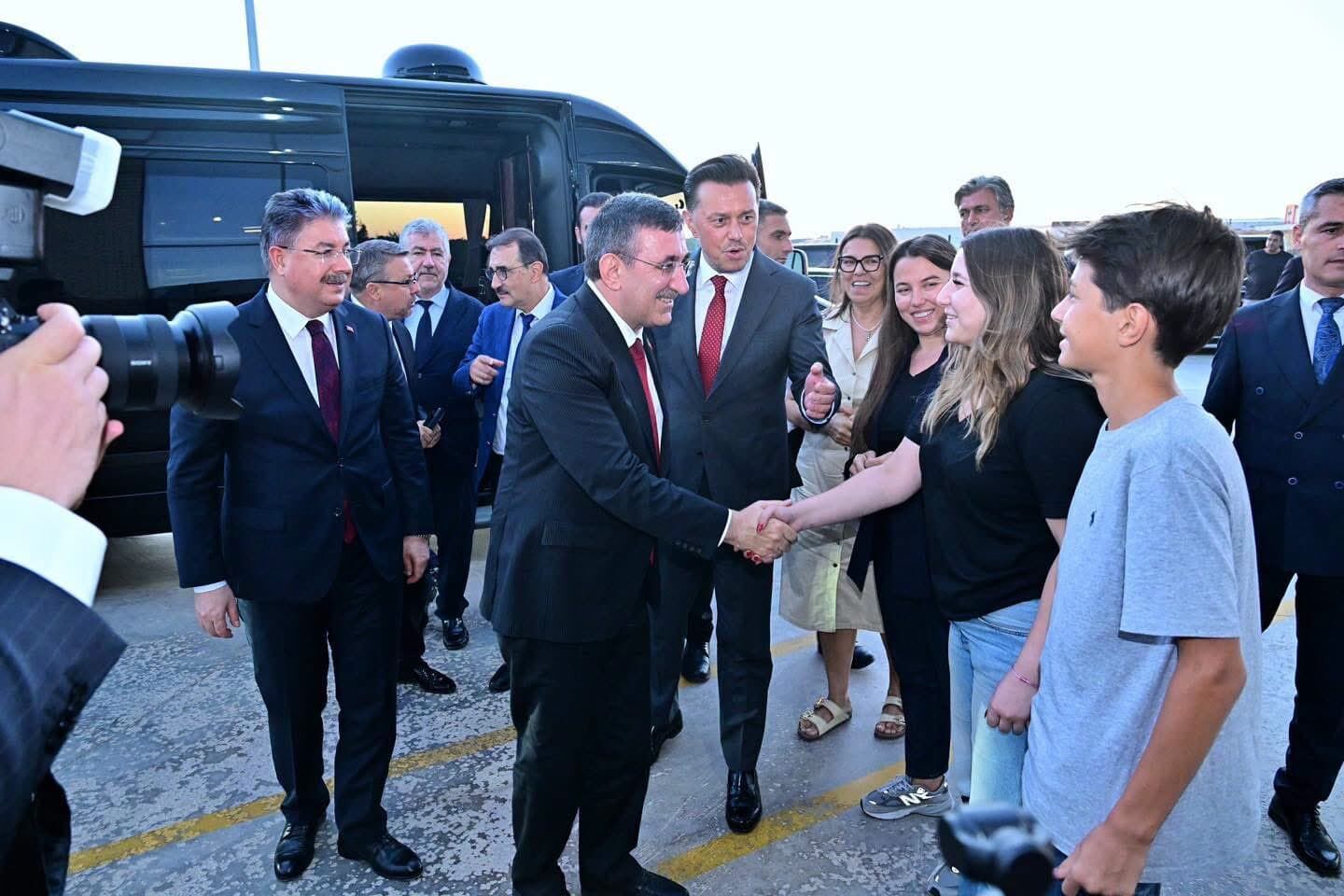 Hatipoğlu, Cumhurbaşkanı Yardımcısı Yılmaz'ı Ağırladı (1)