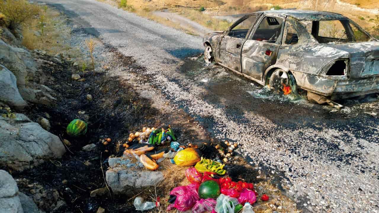 Otomobil Alev Aldı 3 Kişi Son Anda Kurtuldu (1)