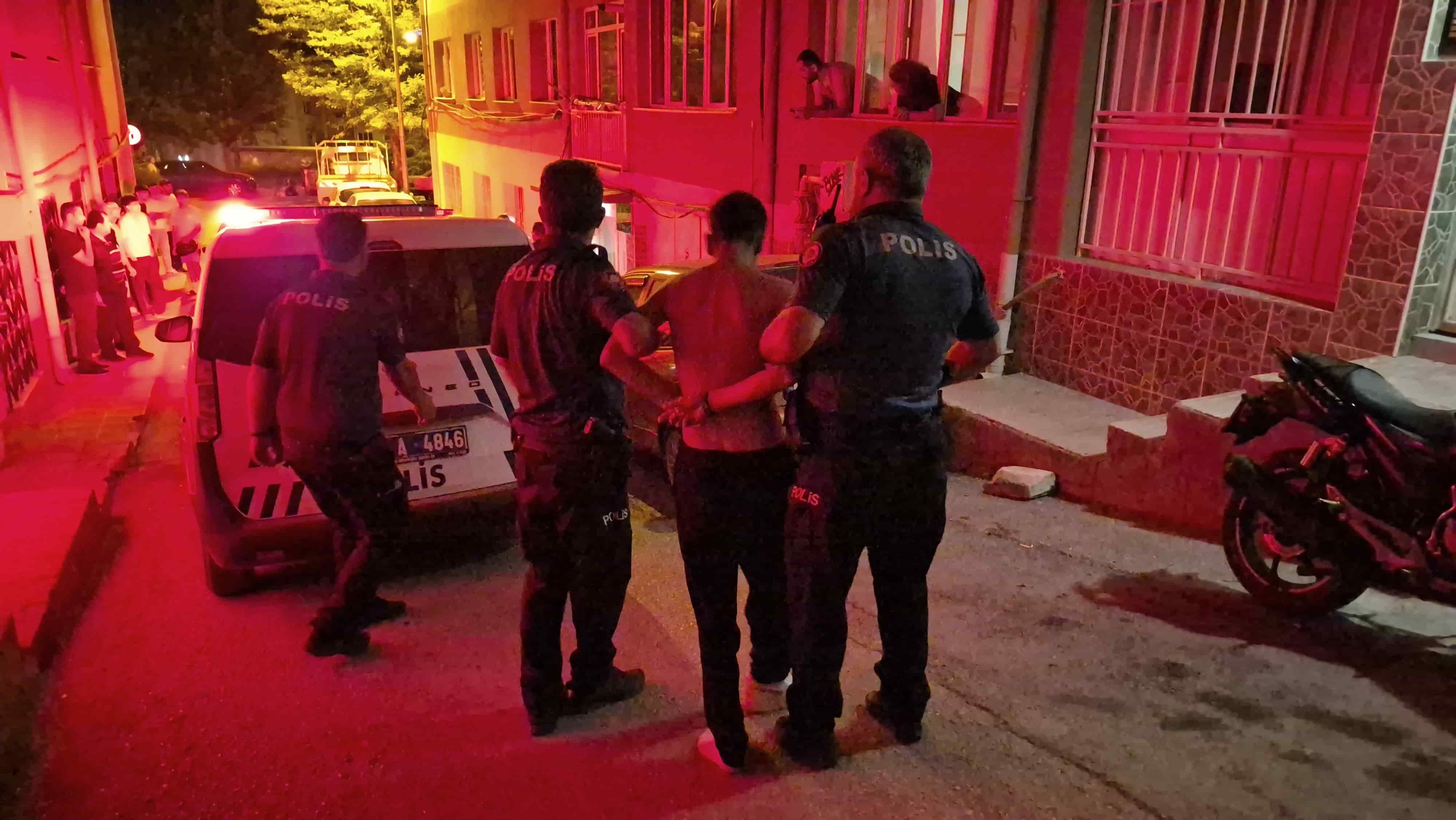 Polise Mukavemet Gösteren Genç Ters Kelepçe Yapılarak Gözaltına Alındı (1)