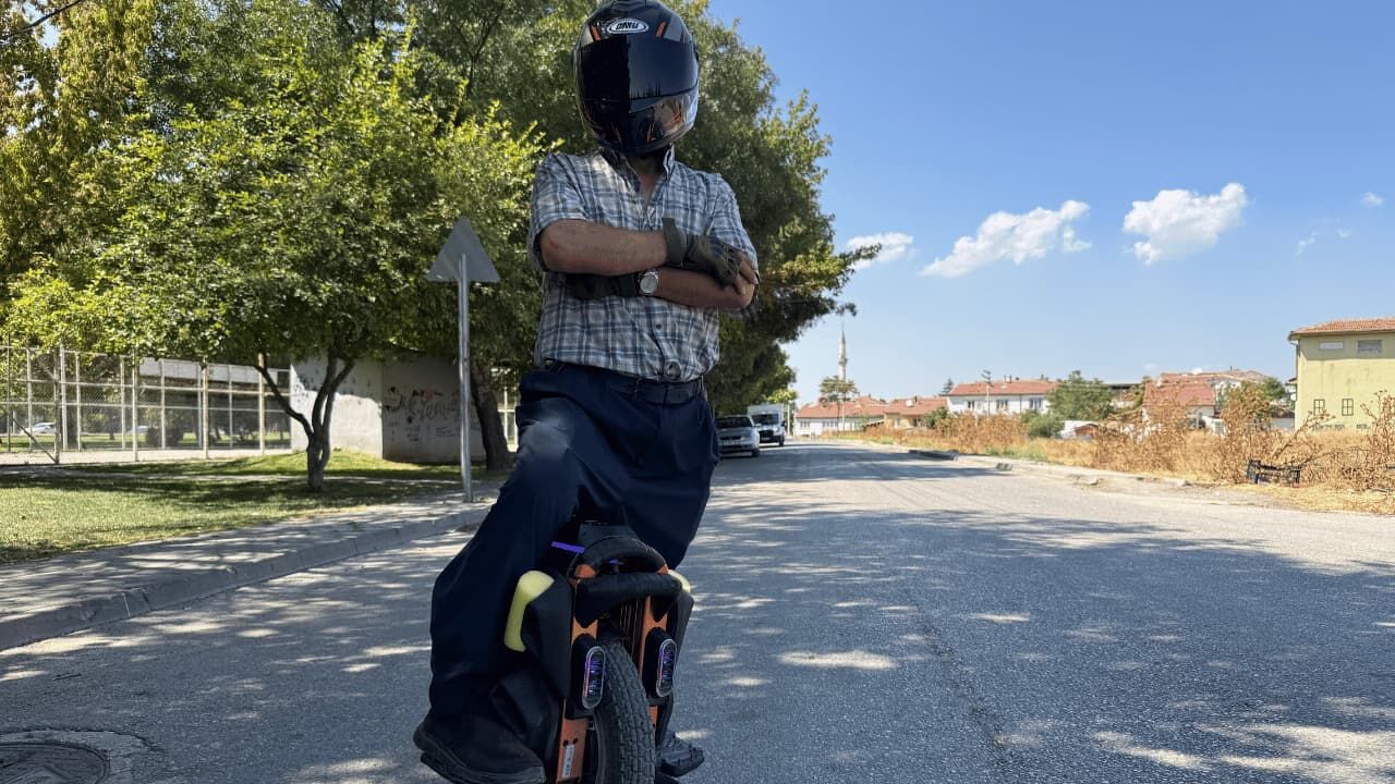 'Tek Teker' Üzerinde 4 Bin Kilometre Gezen 60'Lık Delikanlıyı Görenler Şaşırıyor