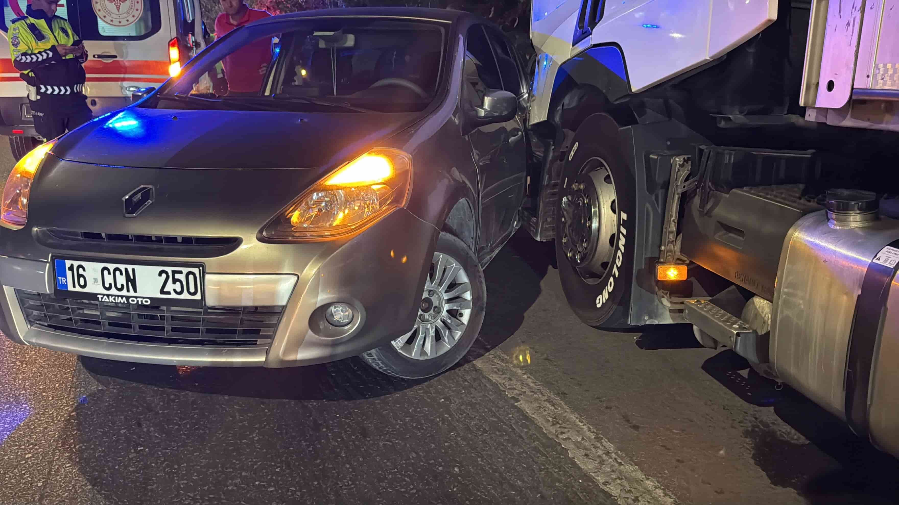 Tır Otomobile Çarpmasıyla Maddi Hasarlı Kaza Meydana Geldi (2)