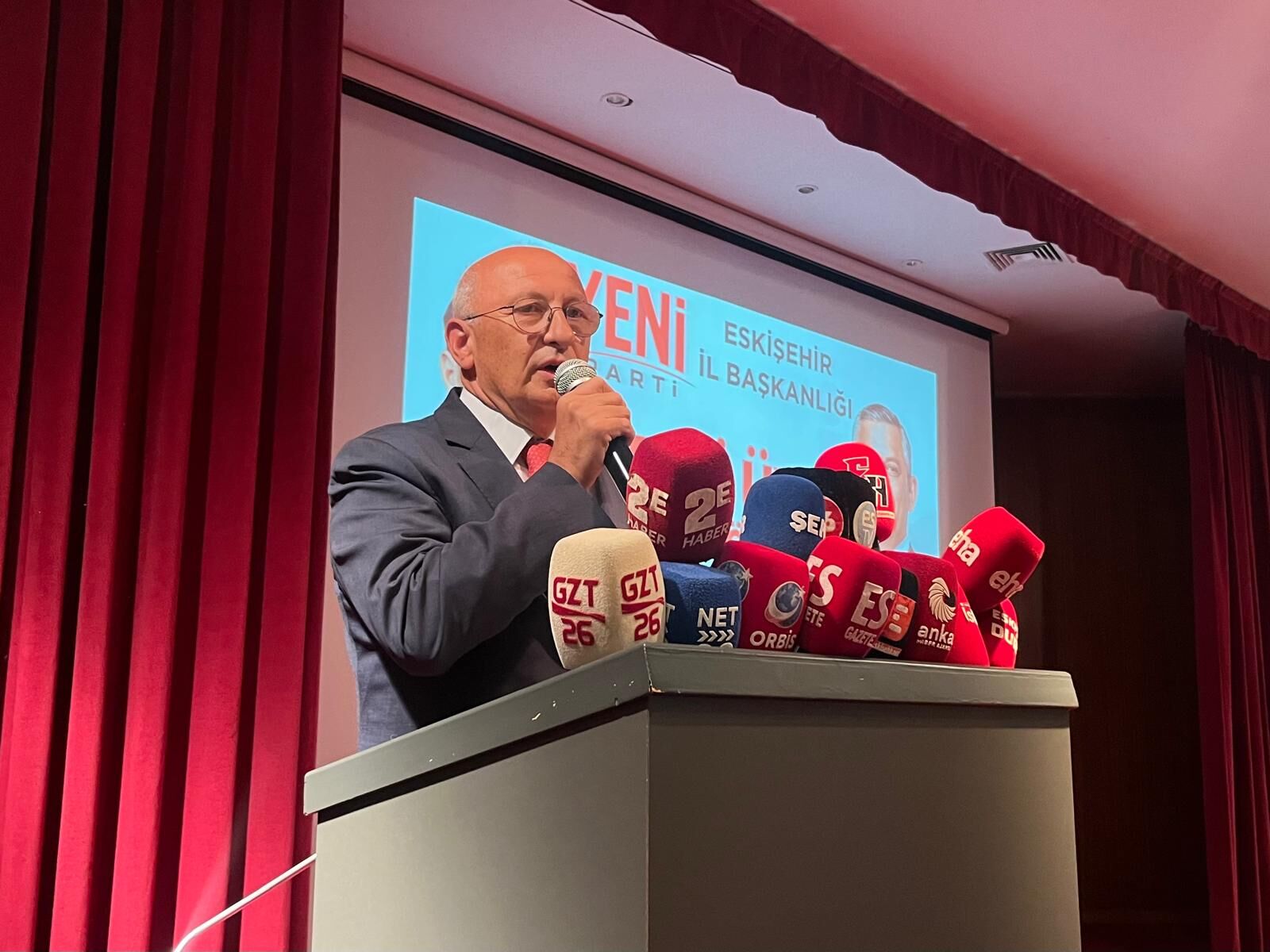 Yeni Parti Rozet Töreni (1)-1