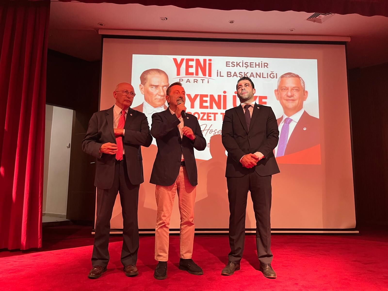 Yeni Parti Rozet Töreni (1)