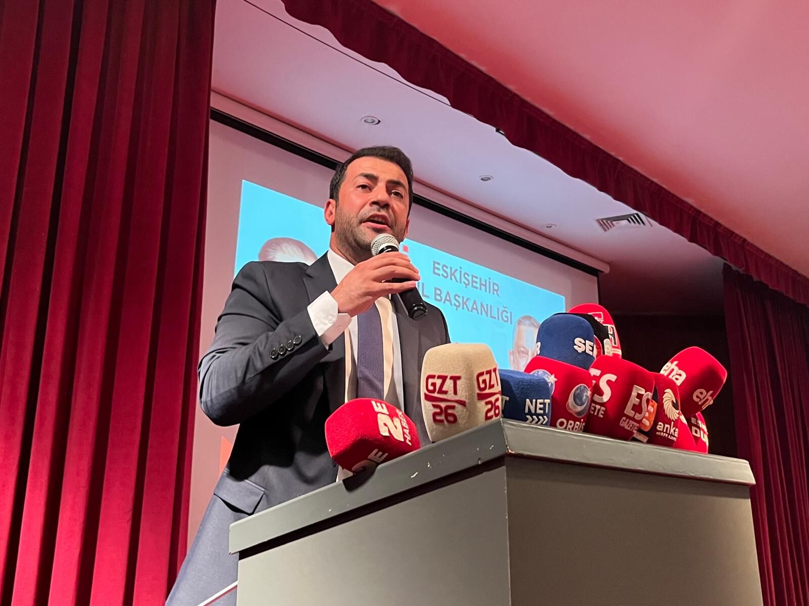 Yeni Parti Rozet Töreni (2)-1