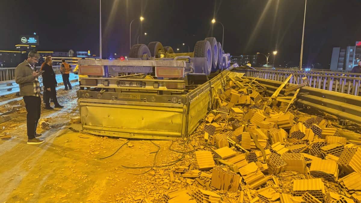 Afyonkarahisar'da Tır Ile Otomobiller Çarpıştı 1 Ölü, 7 Yaralı1