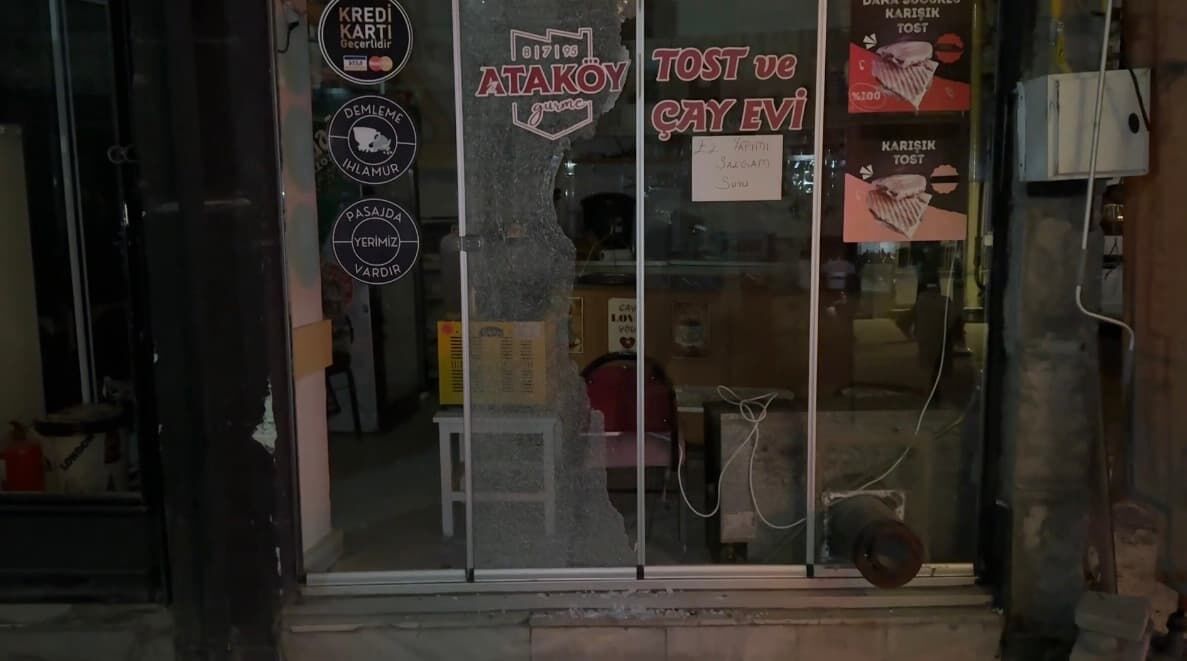 Alkollü şahıs dışlandığını düşündüğü çay ocağının camını kırdı-1