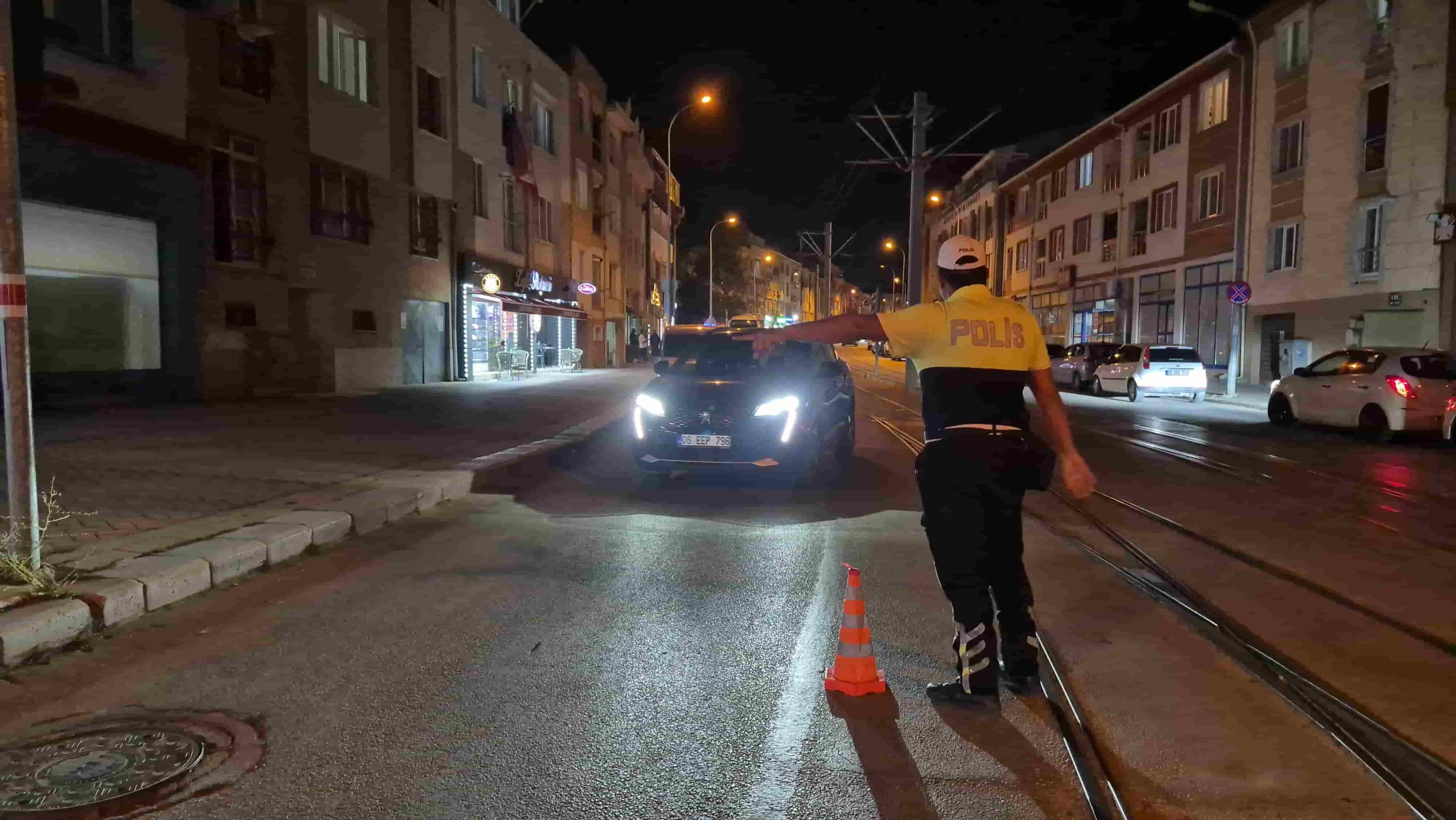 Eskişehir'de 25 polis ekibinin katılımı ile asayiş ve trafik uygulaması