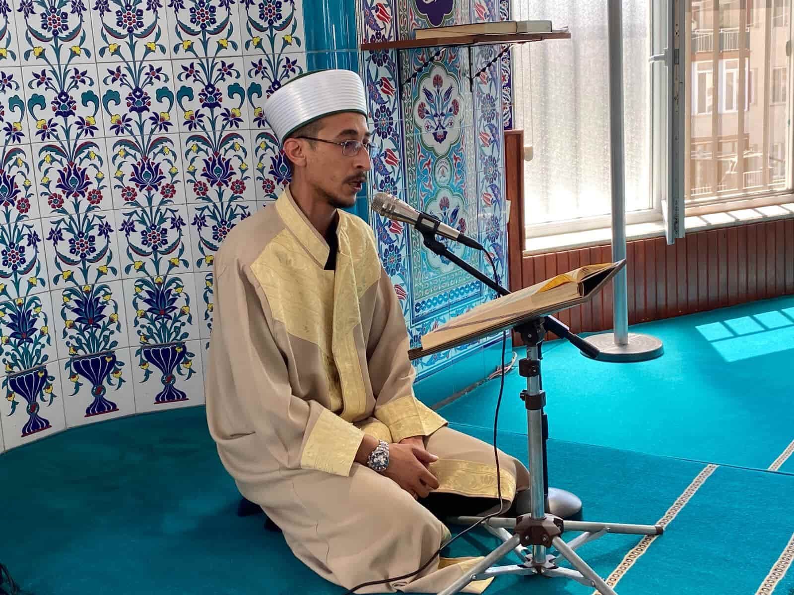 Konuşurken kekeleyen vekil imam hatip, Kur'an-ı Kerim'i ve duaları takılmadan okuyor-1