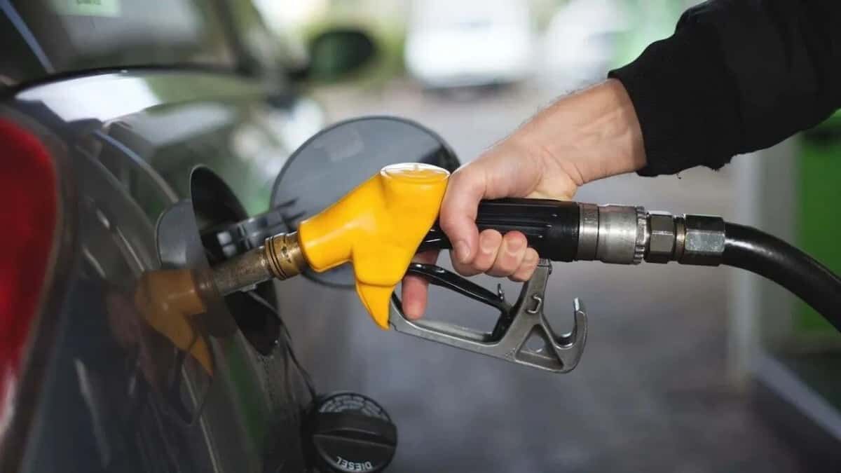 Akaryakıta indirim geliyor: Gece yarısından itibaren geçerli olacak