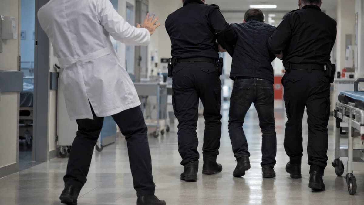 Devlet hastanesinde skandal olay: Psikolog olan eşiyle tartışan doktoru darp etti