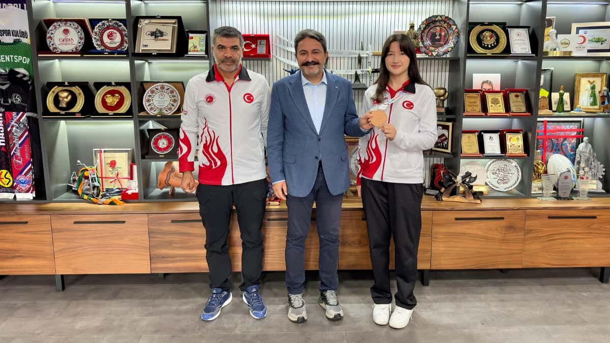 Eskişehirli Kick Boks sporcusu Rabia Şafak dünya üçüncüsü oldu
