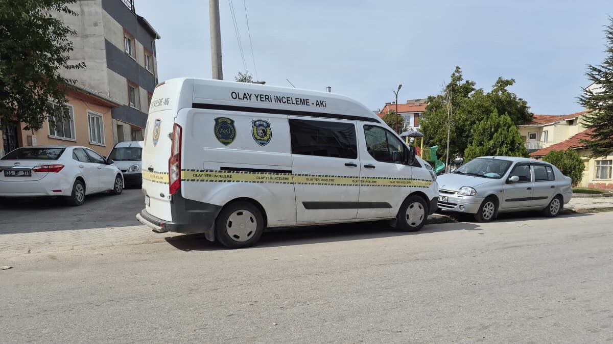 Eskişehir'de 52 Yaşındaki Adam Merdivenin Altında Ölü Bulundu