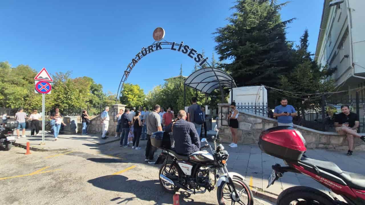 Eskişehir’de Kpss Heyecanı Saniyelerle Geç Kalan Aday Kapıdan Döndü (1)