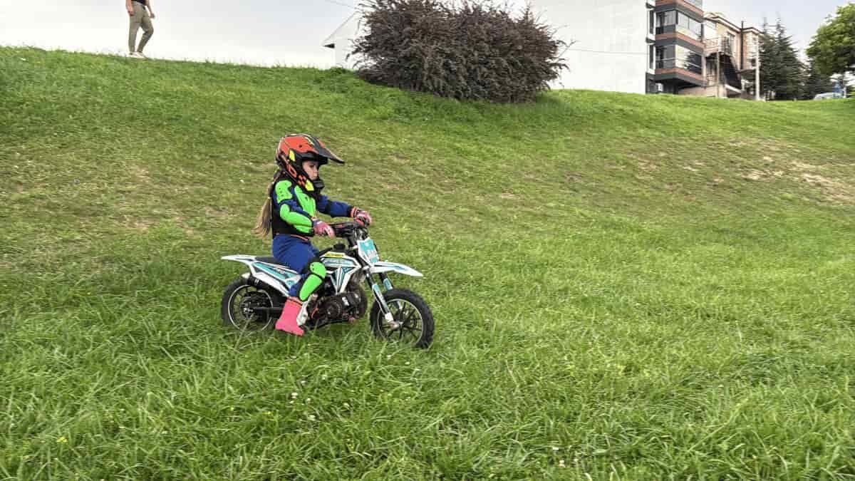 Eskişehir'de Minik İkra Bisikletten Önce Motosiklet Kullanmayı Öğrendi1