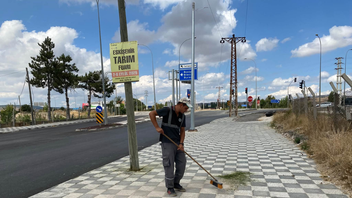 İnönü’de cadde ve sokaklarda temizlik çalışması gerçekleştirildi