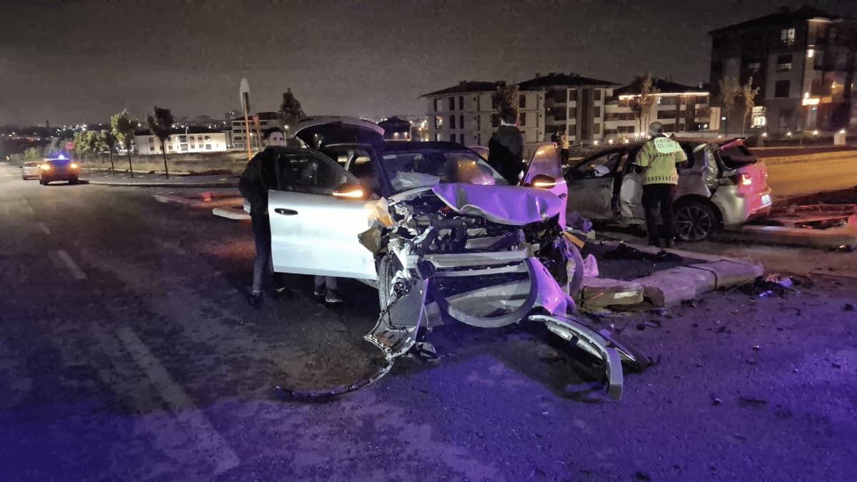 Kavşakta Çarpışan 2 Araç Adeta Hurdaya Döndü 3 Yaralı1