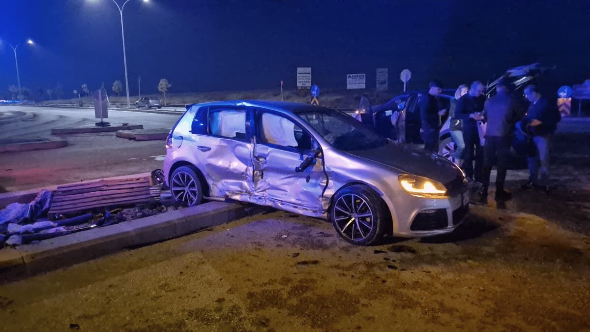 Kavşakta Çarpışan 2 Araç Adeta Hurdaya Döndü 3 Yaralı2